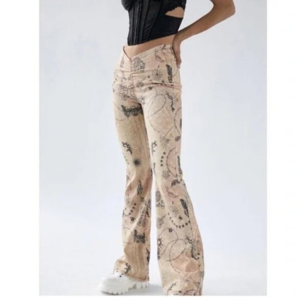 UO BDG Printed Ruched V-Front Flare Jean Size 25